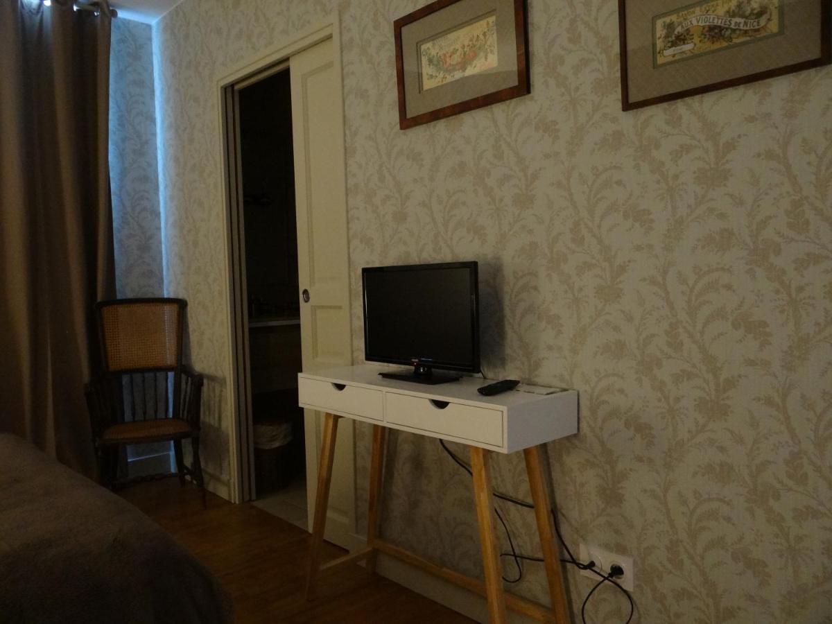 Les Tilleuls - Chambres D'Hotes - La Rochefoucauld Luaran gambar
