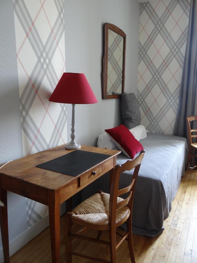 Les Tilleuls - Chambres D'Hotes - La Rochefoucauld Luaran gambar