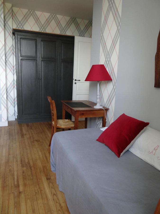 Les Tilleuls - Chambres D'Hotes - La Rochefoucauld Luaran gambar